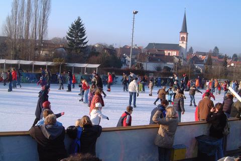 Ein Bild aus früheren Tagen: In diesem Winter bleibt die Eisbahn in Roßdorf zu. Archivfoto: Gemeinde Roßdorf