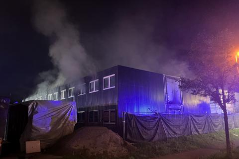 Qualm steht über den ausgebrannten Containern.
