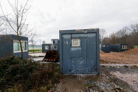 Container werden derzeit aufgestellt an dem Standort neben der Zahlwaldhalle. Dort sollen Flüchtlinge untergebracht werden. Die Container werden bis zur Benutzung noch überholt. 