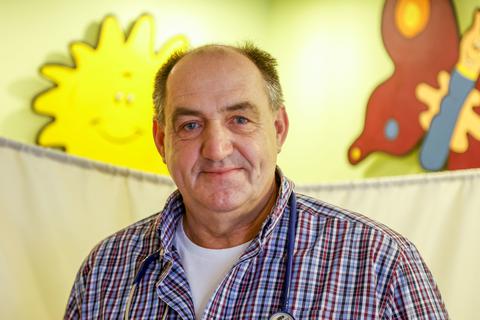 Kinderarzt Thomas Prouschil aus Roßdorf (Südhessen) spricht sich für eine Impfung von Kindern zwischen fünf und  elf Jahren aus.       Foto: Guido Schiek