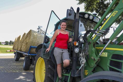 Leah Meyer arbeitet als Landwirtin auf dem Rosenhof bei Karlheinz Rück in Gundernhausen. Foto: Guido Schiek