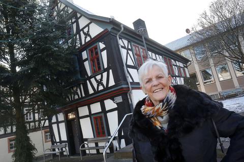 Carmen Lau, Organisatorin des Repaircafés und Ehrenamtsbüros, vor dem Historischen Rathaus in Roßdorf, in dem die beiden Angebote nun nicht mehr stattfinden.