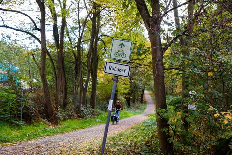 Was gibts Neues vom Radweg nach Roßdorf, der ja ausgebaut werden soll und in unmittelbarer Nähe zur B 26 durch den Wald verläuft. 