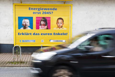Mit Großplakaten will die Roßdorfer Energie-Gemeinschaft aufrütteln. Demnach bleibt nicht mehr viel Zeit, um sich der Klimakrise entgegenzustellen. Foto: Guido Schiek