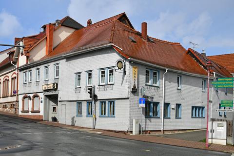 Das Gasthaus „Sonne“ im Ortskern von Roßdorf ist so was wie die „gut Stubb“ der Gemeinde – die das Anwesen nun kaufen soll.