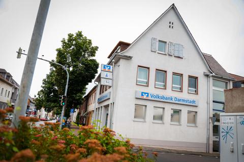 Die Filiale der Volksbank an der Darmstädter Straße in Roßdorf wird im Oktober geschlossen. Foto: Guido Schiek