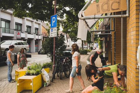 Die neuen gelben Hochbeete des Roßdörfer Vereins „Nachhaltig zusammen leben“ vor dem Treffpunkt „Ida“. Foto: Verein