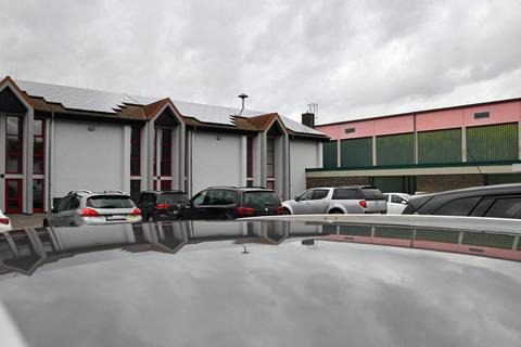 Schon vor Jahren ist auf dem Dach der Schaafheimer Kulturhalle (links) eine Fotovoltaik-Anlage installiert worden. Nun soll die Sporthalle (rechts) folgen. © Klaus Holdefehr