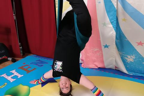 Akrobatisches trainiert die Zirkuspädagogin Antje Kiel im neuen Bewegungsraum des „Mit-mach-Zirkus-Hallöchen“ in Ober-Beerbach. Foto: Edeltraud Kiel