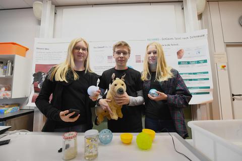 Über drei Jahre hinweg haben (von links) die Jung-Forscher Caroline Schmidt, Niklas Dietzel und Sophie Zercher aus der 11. Klasse einen interaktiven Spielball für Hunde entwickelt. Foto: Dirk Zengel