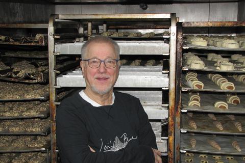 Volker Schwind vor seinem Kühlhaus in seiner Backstube in Seeheim.	