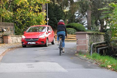 In der Straße „In den Pfifflergärten“ in Jugenheim dürfen Radfahrer neuerdings legal entgegen der Einbahnstraße fahren. © Jürgen Buxmann