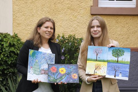 Vor etwa einem Jahr hat Anja Matthes (links) – selbst gebürtige Ukrainerin – Spenden gesammelt für ein Krankenhaus in der Ukraine. Nun kam die Ärztin Yliia Kuksa mit Bildern zu Besuch, welche die krebskranken Kinder aus Dankbarkeit gemalt haben. Foto: Andreas Kelm