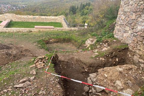 Die Sitzgelegenheiten in der Vorburg sind fertig, nun wird die Burg Tannenberg für die Winterpause vorbereitet.