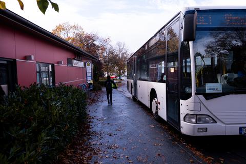 Ein Bus der Linie BE1 an der Haltestelle Neues Rathaus in Seeheim.