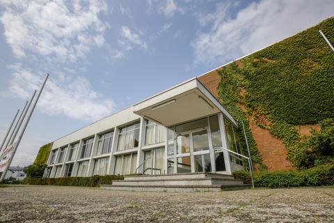 Abrissobjekt: Die Sport- und Kulturhalle in Seeheim soll einem Neubau weichen. Jetzt liegt ein Finanzierungsplan vor. Foto: Torsten Boor