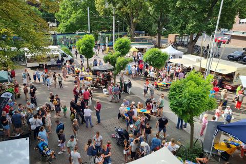 Der Feierabendmarkt vor dem Seeheimer Rathaus lädt zum Verweilen ein. Foto: Gemeinde Seeheim-Jugenheim