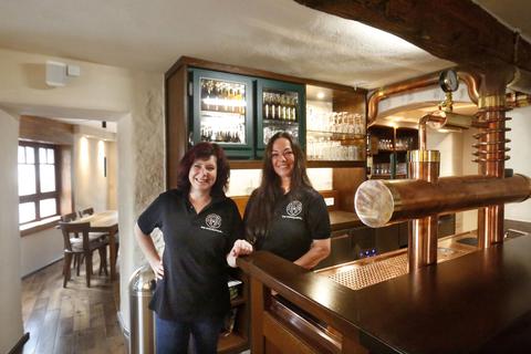 Am Samstag eröffnen Irina Knöß (links) und Tina Lauer den Brauereigasthof „Deese Oddo“ in Ober-Beerbach.            Foto: Karl-Heinz Bärtl