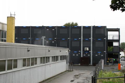 Hitzemagnet: Die schwarze Containerlandschaft, in der derzeit die Tannenbergschule in Seeheim untergebracht ist. Foto: Jürgen Buxmann