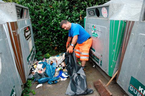 Bora Sökmen ist Müllbeseitiger des Betriebshofs Seeheim-Jugenheim. Foto: Christina Kolb  