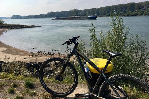 Die Nato-Rampe bietet einen weiten Blick auf den Rhein. Für den Rückweg bietet sich ein Abstecher zum drei Kilometer entfernten Hafen an. Foto: Sabine Eisenmann