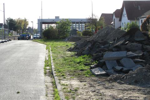 Das Gelände des ehemaligen Busdepots (Heag-Gelände) mit der Bushalle in Jugenheim von der Schwarztannenstraße aus gesehen. Etwa an dieser Stelle war die Zu- und Abfahrt zu einer Tiefgarage geplant, das ist jetzt vom Tisch.