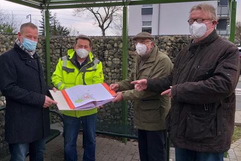 Mitglieder des Seniorenbeirats übergeben Weiterstadts Bürgermeister Ralf Möller (links) die neue Übersichtskarte für Sitzbänke im Stadtgebiet. Foto: Stadt Weiterstadt