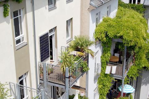 An Balkonen können Mini-Solaranlagen installiert werden. Damit befasst sich nun das Weiterstädter Parlament. Symbolfoto: dpa