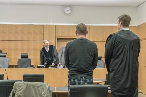 Vor dem gestrigen Urteil am Landgericht: der Vorsitzende Richter Jens Aßling, der Angeklagte und Rechtsanwalt Steffen Lindberg (von links). Foto: Marc Wickel 