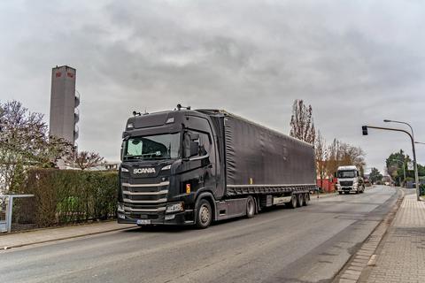 Die Stadt Weiterstadt kontrolliert regelmäßig Lastkraftwagen und Kleintransporter, auch in der Rudolf-Diesel-Straße. Das Foto zeigt in der Straße abgestellte LKW.