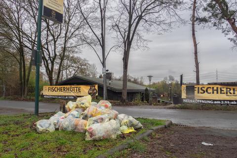 Am Steinrodsee stapeln sich die Gelben Säcke: Bei drei Betrieben wurde der Müll seit Mitte März nicht abgeholt. Foto: Marc Wickel