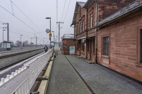 Der Weiterstädter Bahnhof ist noch immer eine Baustelle, weil noch keine Geländer montiert wurden, die die erhöhten neuen Bahnsteige zum Bahnhofsgebäude hin absichern. Foto: Marc Wickel