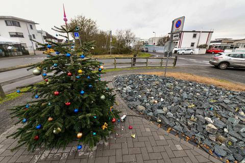 Der Christbaum am „Brunner-Eck“ soll den neuen Platz krönen. Aber immer wieder wird die Dekoration zerstört. Foto: Dirk Zengel