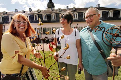 Beim ersten Gartenfest im Park von Schloss Braunshardt kommen Kunstgewerbeanbieter wie Angela Klingkowski mit den Besuchern, hier Ulrike Spalt und Ralf Jäckel aus Modau, ins Gespräch. Foto: Andreas Kelm