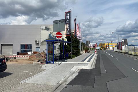 Die Haltestelle in der Robert-Koch-Straße im Weiterstädter Gewerbegebiet wurde barrierefrei ausgebaut.