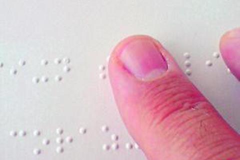 Wer sehbehindert oder gar blind ist, kann auf die Brailleschrift zurückgreifen. Archivfoto: Antonio Xalonso