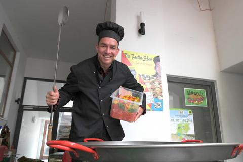 Ob herzhaft oder süß: damit eine Paella gelingt, sollten die Zutaten frisch sein, sagt Showkoch Micha Messermann. Foto: Dirk Zengel  Foto: Dirk Zengel
