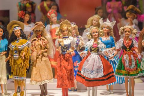 „Modewelten der Barbie-Puppe. Zwischen Alltag und Glamour“ heißt die Ausstellung, die derzeit im Weiterstädter Shopping-Center Loop 5 zu sehen ist.Foto: ©LOOP5 /Sonae Sierra   Foto: ©LOOP5 /Sonae Sierra 