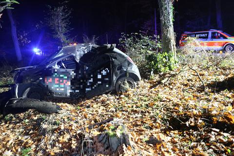 Zwischen Weiterstadt und Mörfelden ist bei einem Unfall ein Auto von der Straße abgekommen. Der Fahrer wurde schwer verletzt.