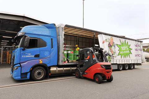 Evonik-Transporte fahren künftig mit Biogas. Dieser Bio-LNG-Laster liefert Öl-Additive von der Weiterstädter Betriebsstätte nach Frankreich.