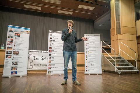 Moritz Becker referiert in Gräfenhausen über soziale Netzwerke bei Grundschülern. Foto: Marc Wickel