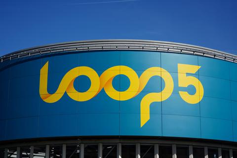 Der Schriftzug „Loop 5“ am Parkhaus des Einkaufscenters ist ein anderer, als vor elf Jahren bei der Eröffnung am 9. Oktober. Foto: Marc Wickel