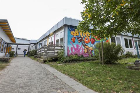 Die Anna-Freud-Schule in Weiterstadt soll voraussichtlich ab 2023 renoviert und umgebaut werden. Schüler und Lehrer sollen in ein Ausweichquartier umziehen. Foto: Guido Schiek