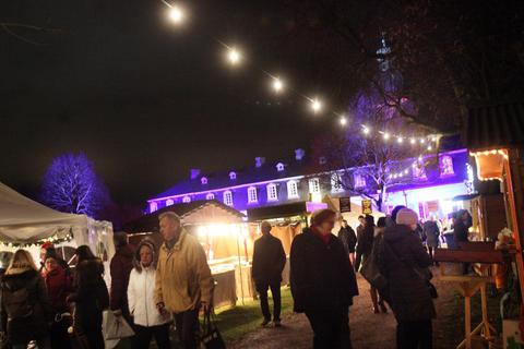 Zum stimmungsvollen Bummeln lädt der Weihnachtsmarkt am bunt illuminierten Schloss Braunshardt ein. Foto: Karl-Heinz Bärtl