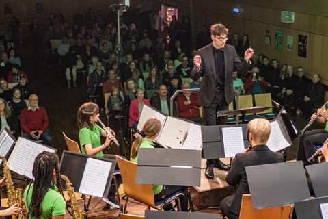 Das Jugendorchester „MusicTeens“ des Musikvereins Gräfenhausen wird dirigiert von Niclas Ritter, der selbst im großen Orchester „Die Taktlosen“ spielt. © Marc Wickel