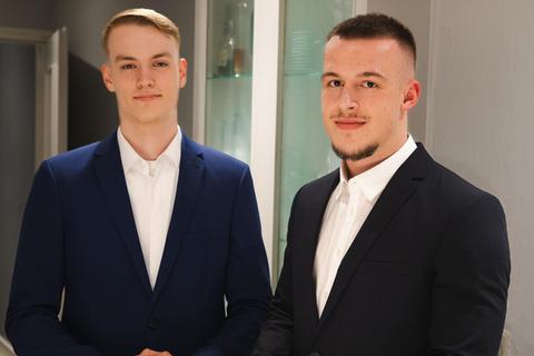 Hendrik Leonhardt (links) und Leon Matijasevic (rechts) wurden für ihr Projekt vom Stifterverband ausgezeichnet. Die App löse eine bestehende Herausforderung an Bildungseinrichtungen und trage so zu einer Verbesserung des Lebens und Lernens an der Schule bei, würdigten die Juroren das Projekt.