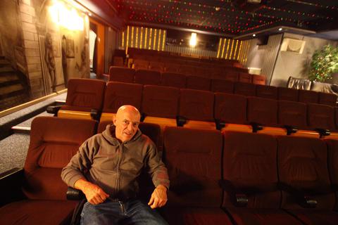 Jochen Pollitt vom Kommunalen Kino in Weiterstadt freut sich über viele ausverkaufte Vorstellungen im vergangenen Jahr. Foto: Karl-Heinz Bärtl