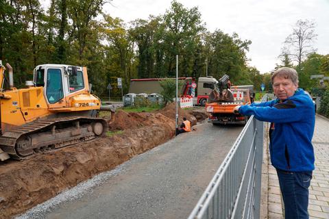 Holger Metzner zeigt die Radweg-Baustelle. Foto: Marc Schüler 