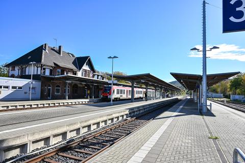 Die Odenwaldbahn fährt bald öfter: Mit dem Fahrplanwechsel zum 11. Dezember soll es zusätzliche Zugfahrten geben. Das wird sich auch am Bahnhof im Groß-Umstädter Stadtteil Wiebelsbach (Foto) bemerkbar machen. Der gilt als wichtiger Knotenpunkt für die Verbindungen zwischen Nord und Süd.   