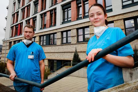 Die Medizin-Studierenden Simon Appel und Emily Mück arbeiten als Aushilfen auf der Corona-Intensivstation der Uniklinik Gießen. Dabei sammeln sie auch Praxiserfahrung, was im Studium wegen der Pandemie aktuell zu kurz kommt. Foto: Schepp 